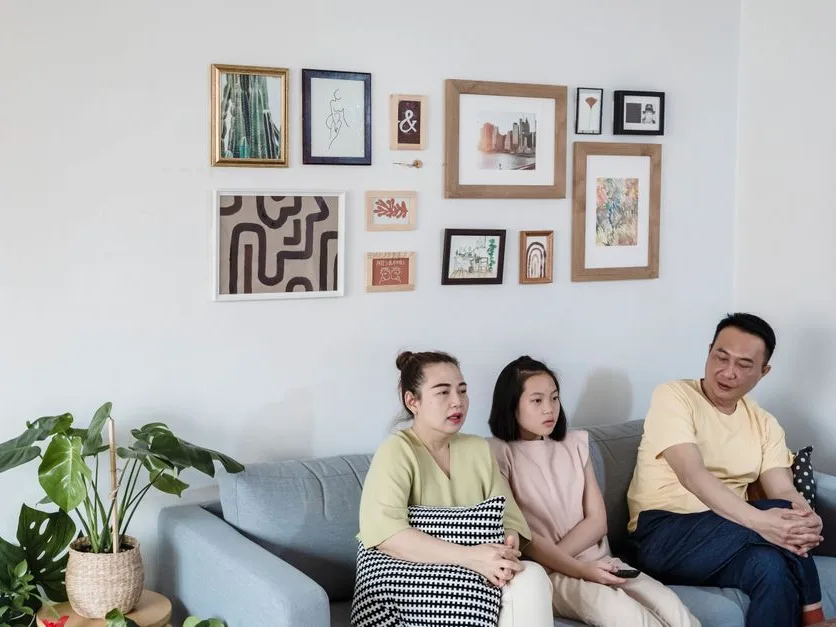 Famille dans le salon de son logement
